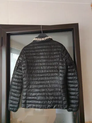 Chaqueta acolchada negra con perlas
