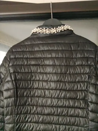 Chaqueta acolchada negra con perlas