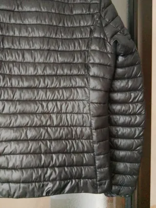 Chaqueta acolchada negra con perlas