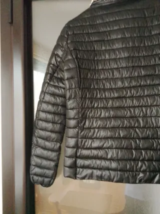 Chaqueta acolchada negra con perlas