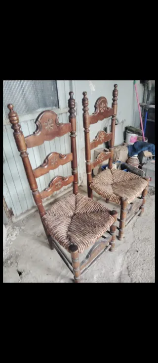Juego de 2 sillas antiguas de madera