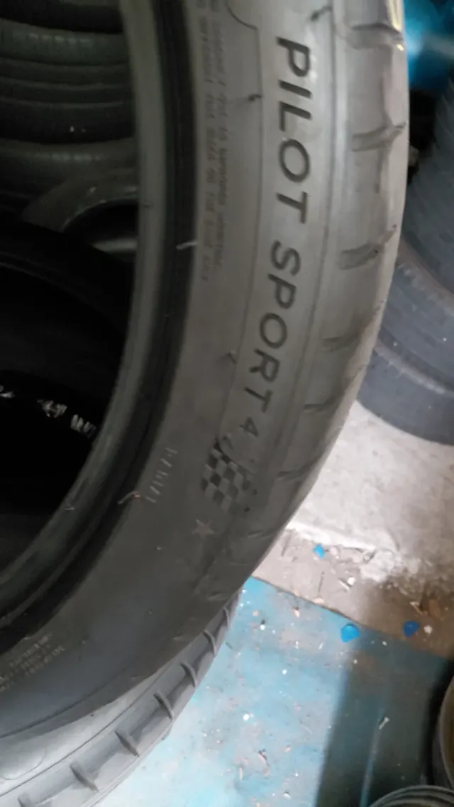 Neumático 245/40/19