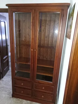 Mueble de madera marrón