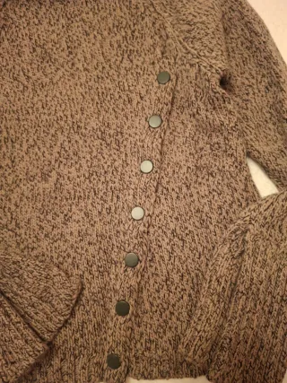 Jersey jaspeado marrón con botones