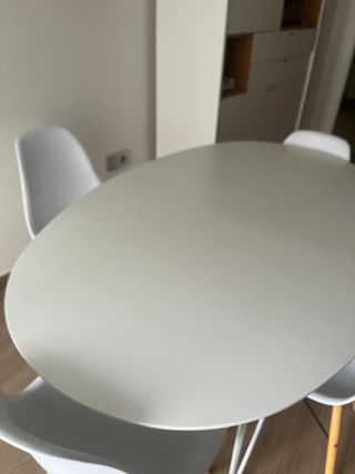 Mesa de comedor ovalada blanca
