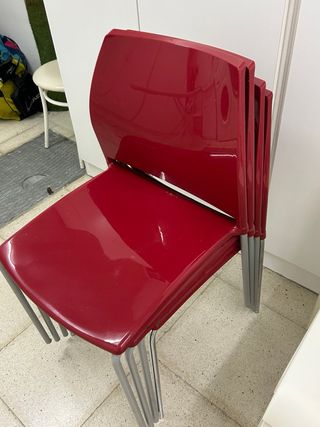 4 Sillas Rojas, una de ellas tiene una raja