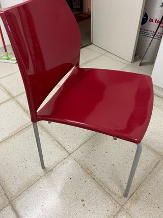 4 Sillas Rojas, una de ellas tiene una raja