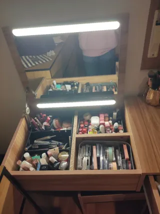 Tocador de madera con espejo y taburete