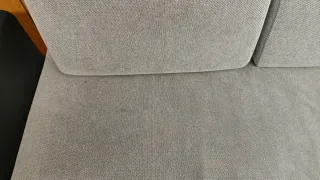 Sofá IKEA DELAKTIG (Tom Dixon) con mesa auxiliar