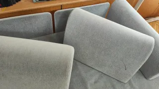 Sofá IKEA DELAKTIG (Tom Dixon) con mesa auxiliar