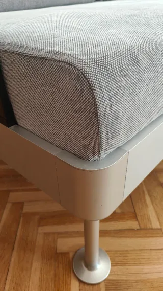 Sofá IKEA DELAKTIG desenfundable con mesa auxiliar