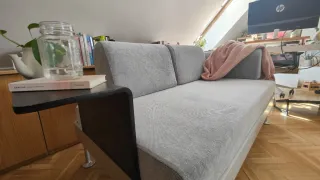 Sofá IKEA DELAKTIG desenfundable con mesa auxiliar