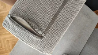 Sofá IKEA DELAKTIG desenfundable con mesa auxiliar