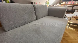 Sofá IKEA DELAKTIG desenfundable con mesa auxiliar