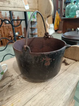 Caldero olla antigua de hierro