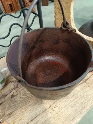Caldero olla antigua de hierro