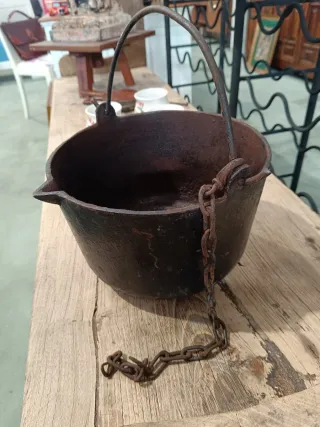 Caldero olla antigua de hierro