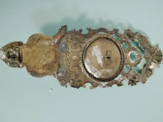 Acquasantiera in metallo