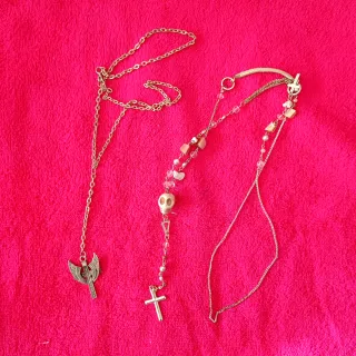 Dos collares con colgantes de cruz gótico