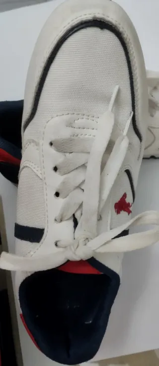 Zapatillas blancas con detalles azul y rojo