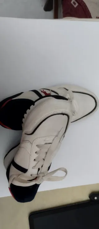 Zapatillas blancas con detalles azul y rojo