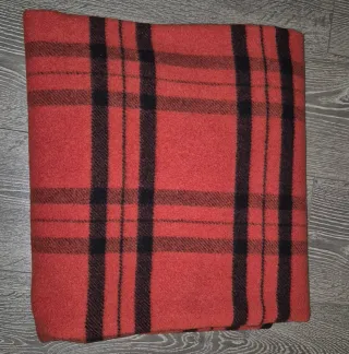 Manta de cuadros roja y negra