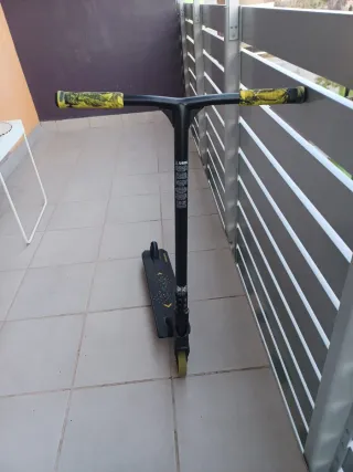 Patinete Freestyle Negro y Amarillo.