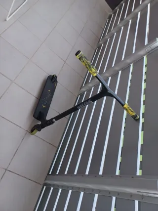 Patinete Freestyle Negro y Amarillo.