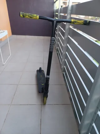 Patinete Freestyle Negro y Amarillo.