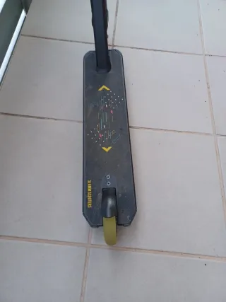 Patinete Freestyle Negro y Amarillo.