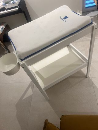 Cambiador IKEA con colchoneta accesorios y fundas