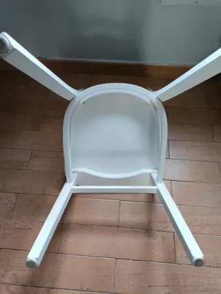 Silla de madera blanca