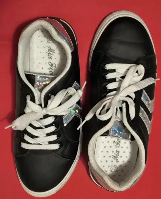 Scarpe da ginnastica nere e argento simil Adidas