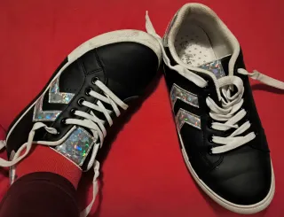 Scarpe da ginnastica nere e argento simil Adidas