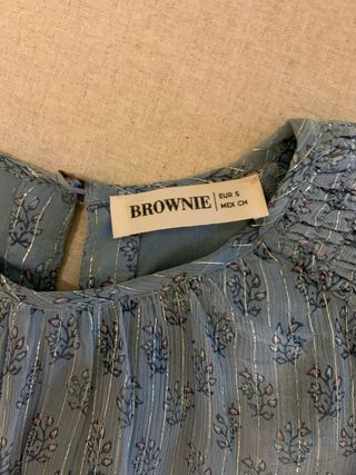 Blusa Brownie azul con detalles plateados