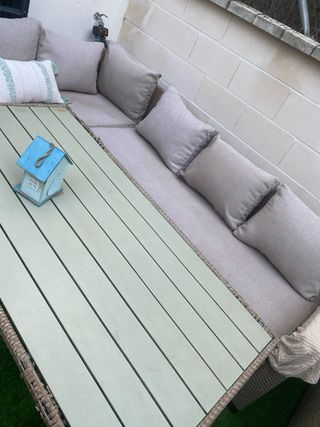 Conjunto de sofá y mesa de jardín de ratan