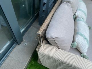 Conjunto de sofá y mesa de jardín de ratan