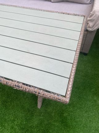 Conjunto de sofá y mesa de jardín de ratan