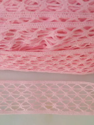 Entredós de encaje rosa