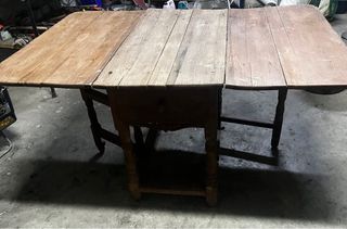 Mesa de alas antigua con cajónes