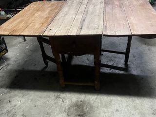 Mesa de alas antigua con cajónes