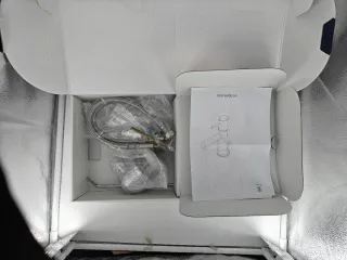 Rubinetto lavabo italiano nuovo con accessori.