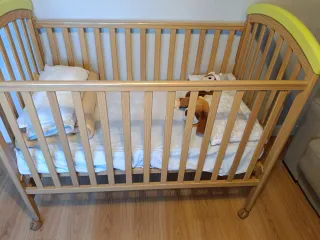 Cuna de madera con barrera protectora