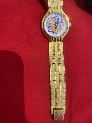 Orologio vintage dorato con drago