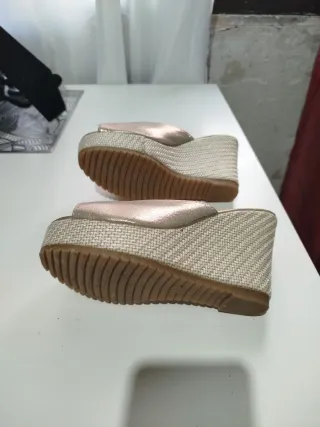Sandalias cuña doradas
