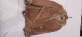 Abrigo de piel sintética beige con cinturón