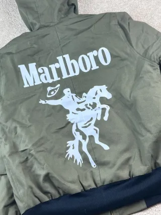 Chaqueta Carhartt Bomber  Verde con Logo Marlboro