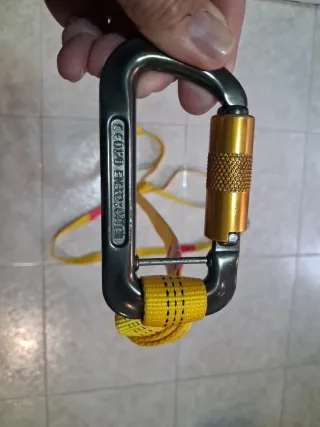 Cabos cinta mosquetón antigiro barranquismo.