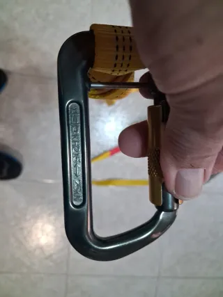 Cabos cinta mosquetón antigiro barranquismo.