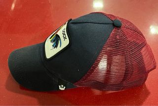 Gorra de gallo azul y roja